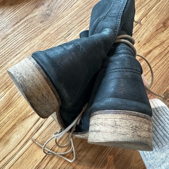 Steve Madden Soluri Women’s Distressed Washed Black Leather Tie Up Booties - Picture 9 of 11